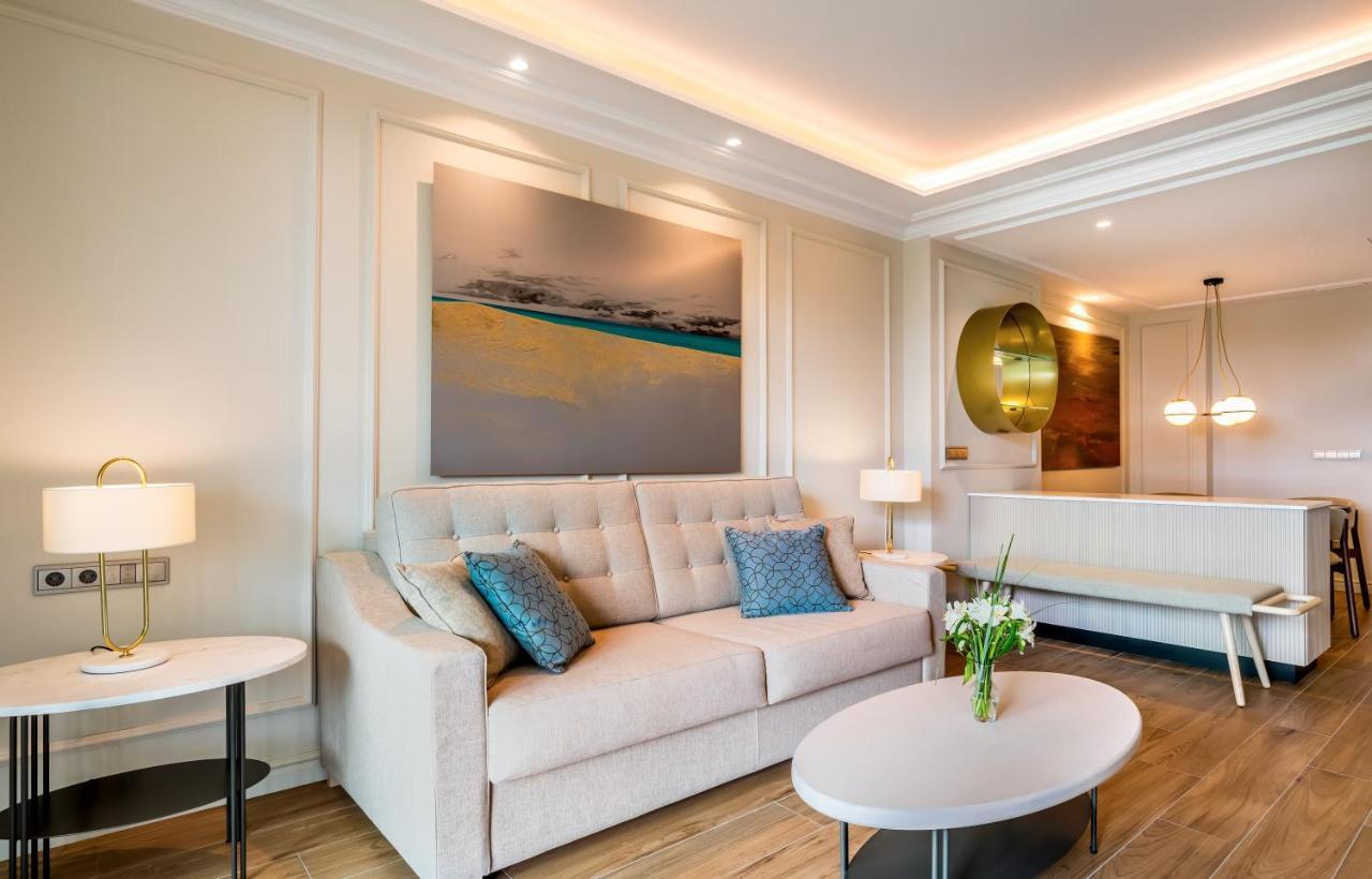 فندق Barcelo La Nucia Palms المظهر الخارجي الصورة A living room in a suite at The Westin