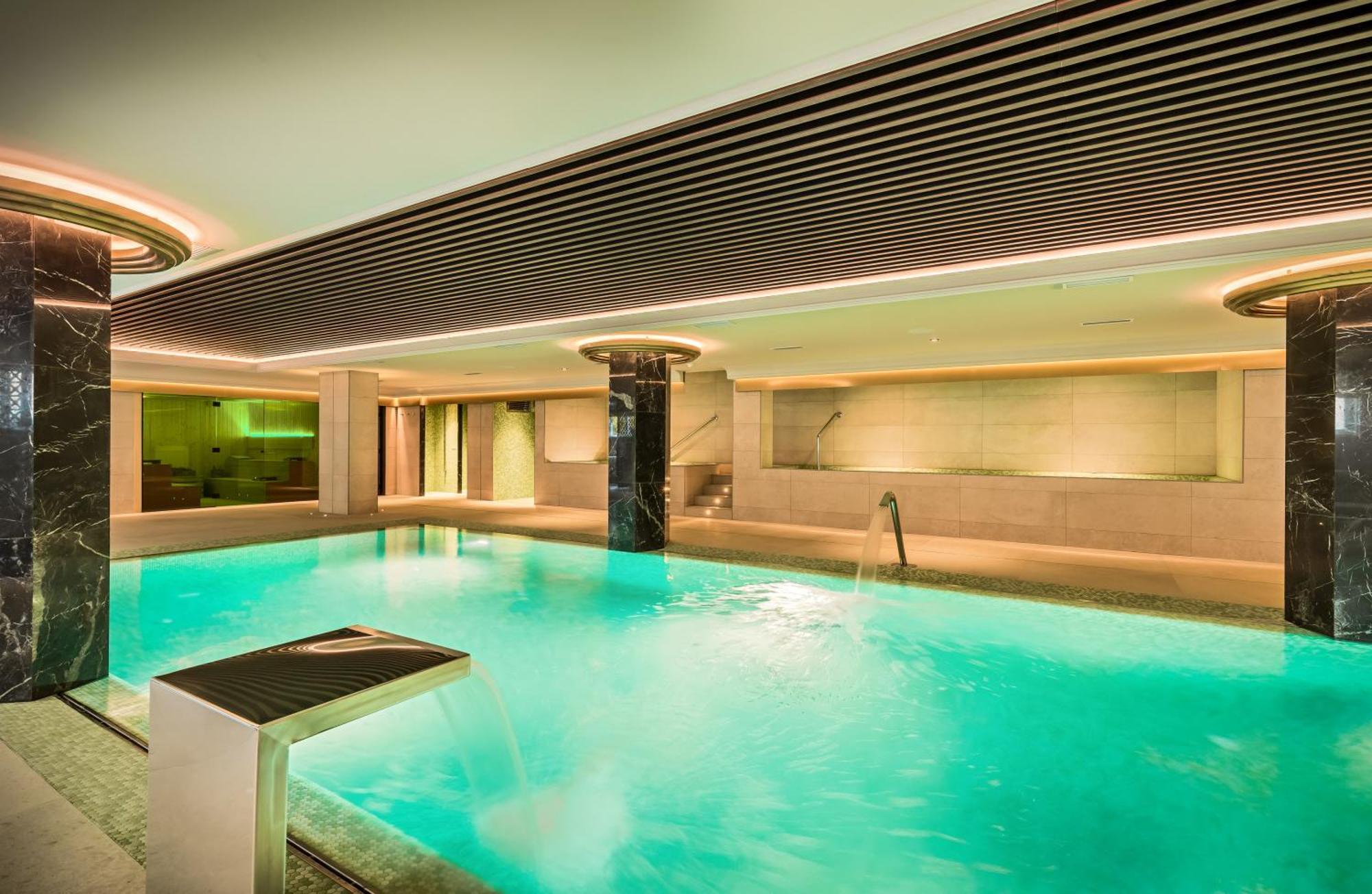 فندق Barcelo La Nucia Palms المظهر الخارجي الصورة The swimming pool at the InterContinental Budapest